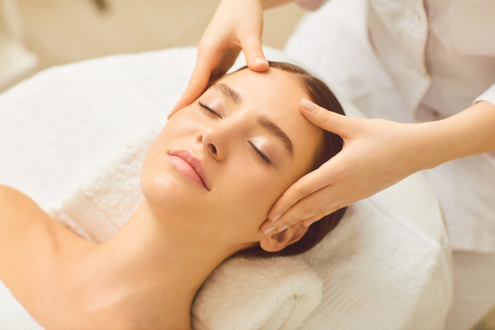 Beautiful,Girl,Has,A,Facial,Massage,In,A,Beauty,Clinic.